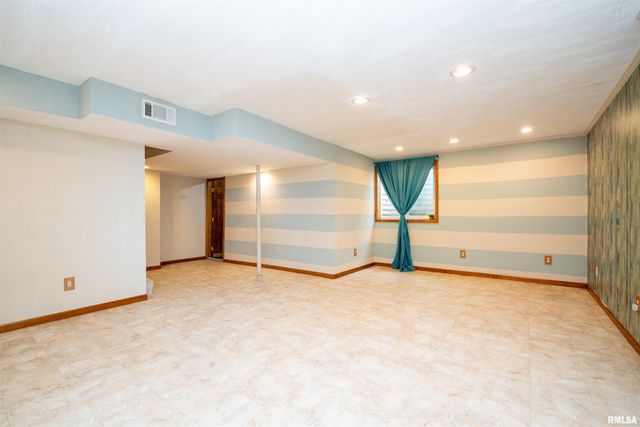 1640 W GENEVA Road, Peoria, IL 61615