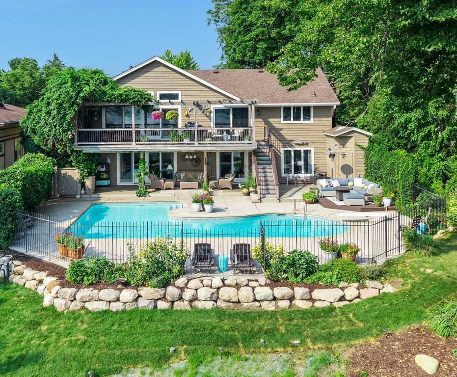 162 Peninsula Road, Medicine Lake, MN 55441 — photo 2