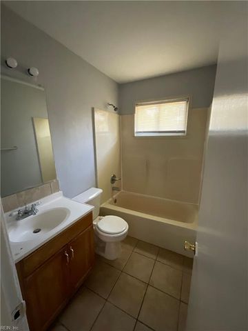 16 Pollux Cir E Apt 4, Portsmouth, VA 23701