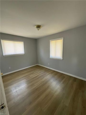 16 Pollux Cir E Apt 4, Portsmouth, VA 23701