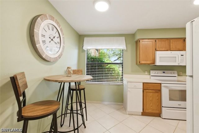 7220 Coventry CT 208, Naples, FL 34104