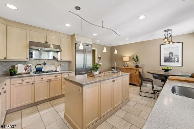 29 Knob Hill Dr, Summit City, NJ 07901