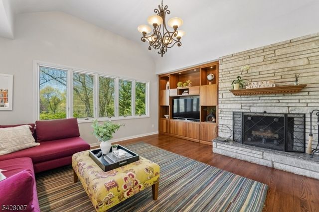 29 Knob Hill Dr, Summit City, NJ 07901