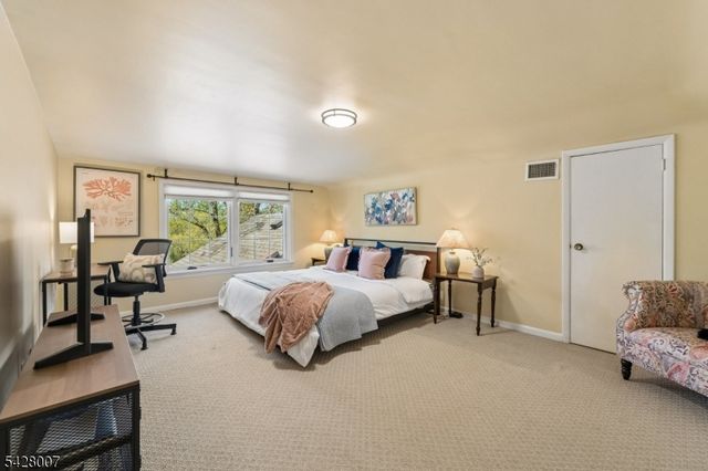 29 Knob Hill Dr, Summit City, NJ 07901