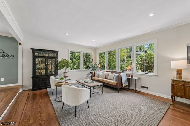 29 Knob Hill Dr, Summit City, NJ 07901