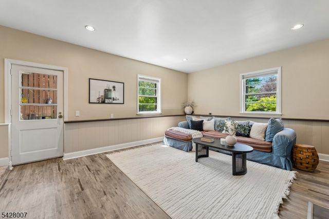 29 Knob Hill Dr, Summit City, NJ 07901