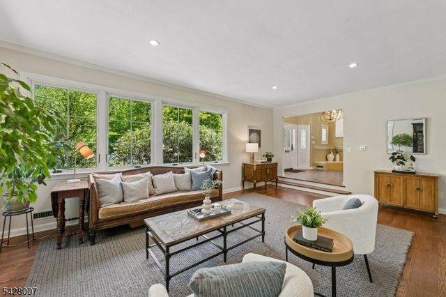 29 Knob Hill Dr, Summit City, NJ 07901