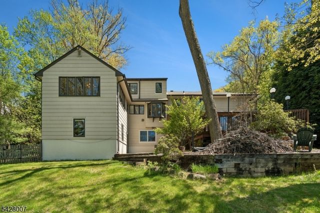 29 Knob Hill Dr, Summit City, NJ 07901