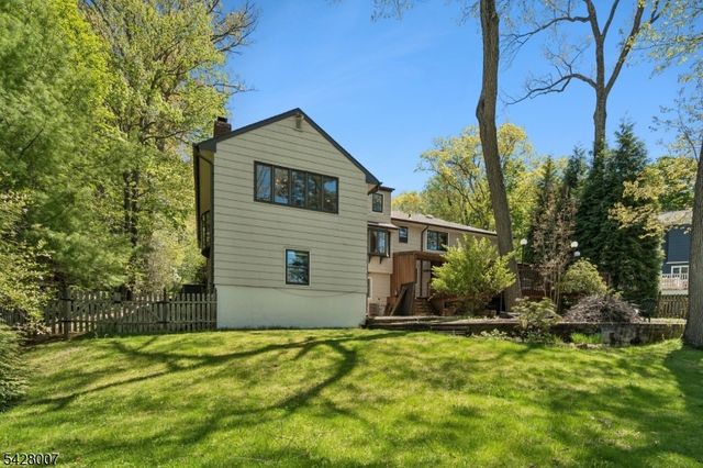 29 Knob Hill Dr, Summit City, NJ 07901