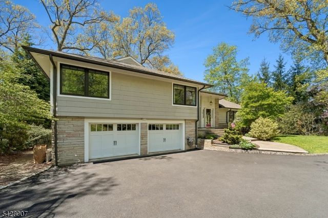 29 Knob Hill Dr, Summit City, NJ 07901