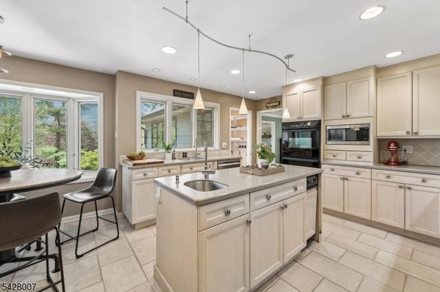 29 Knob Hill Dr, Summit City, NJ 07901