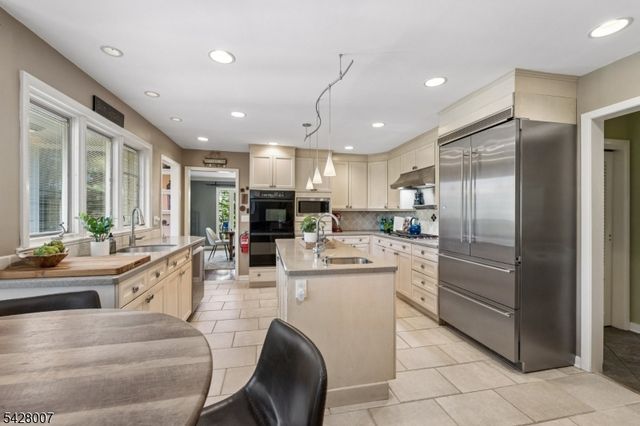 29 Knob Hill Dr, Summit City, NJ 07901