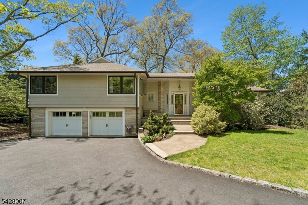 29 Knob Hill Dr, Summit City, NJ 07901