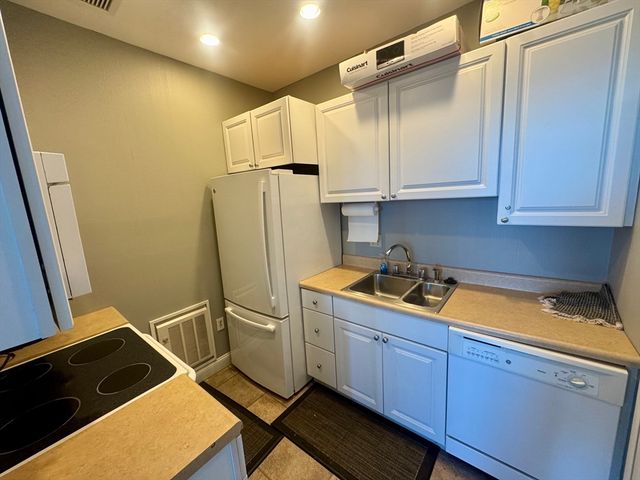 77 Adams St 1104, Quincy, MA 02169