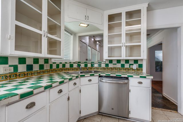 206 CHEVY CHASE DR, San Antonio, TX 78209