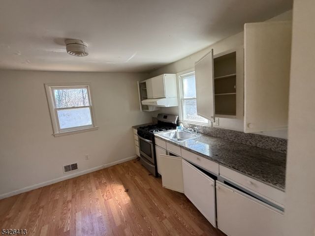 13 River Dr, Jefferson Twp., NJ 07885