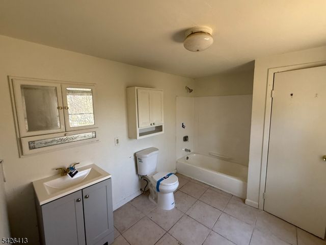 13 River Dr, Jefferson Twp., NJ 07885