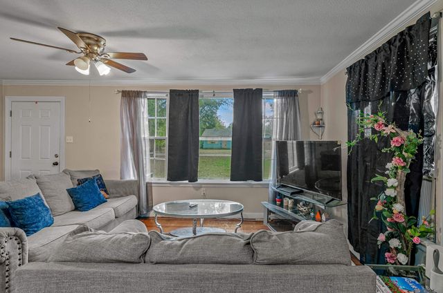 10465 White Oak Dr, Baton Rouge, LA 70815