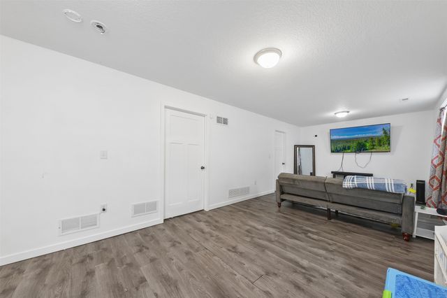 1269 Stewart Street, Des Moines, IA 50316