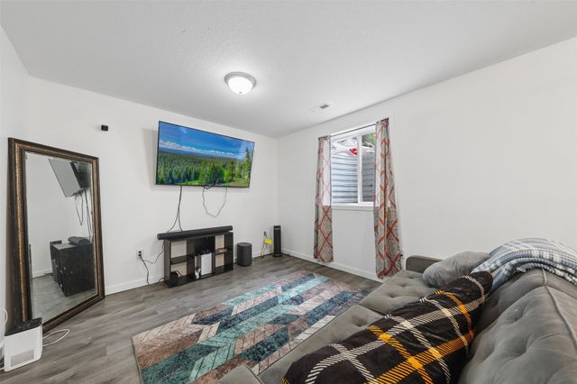 1269 Stewart Street, Des Moines, IA 50316