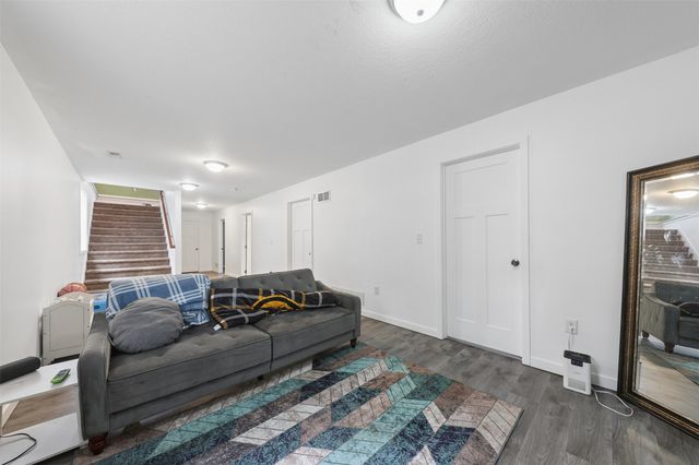 1269 Stewart Street, Des Moines, IA 50316