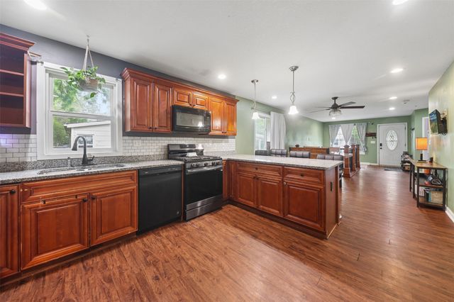 1269 Stewart Street, Des Moines, IA 50316