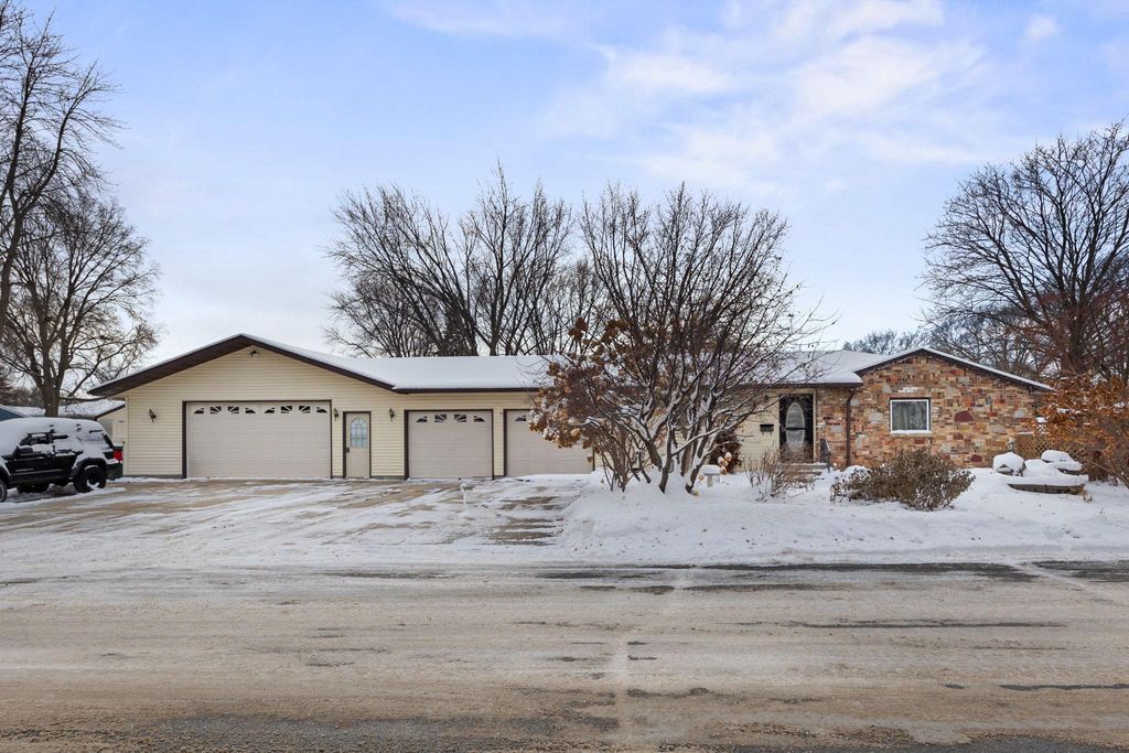 200 Griffin Avenue NE, Hutchinson, MN 55350