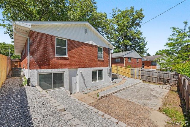 6670 Kenwood Drive, Northwoods, MO 63121