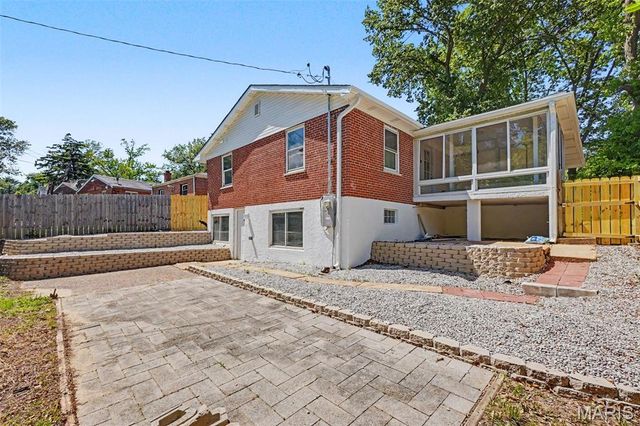 6670 Kenwood Drive, Northwoods, MO 63121