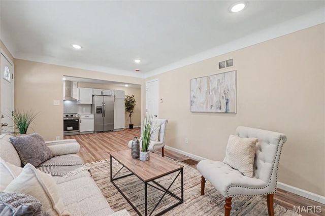 6670 Kenwood Drive, Northwoods, MO 63121