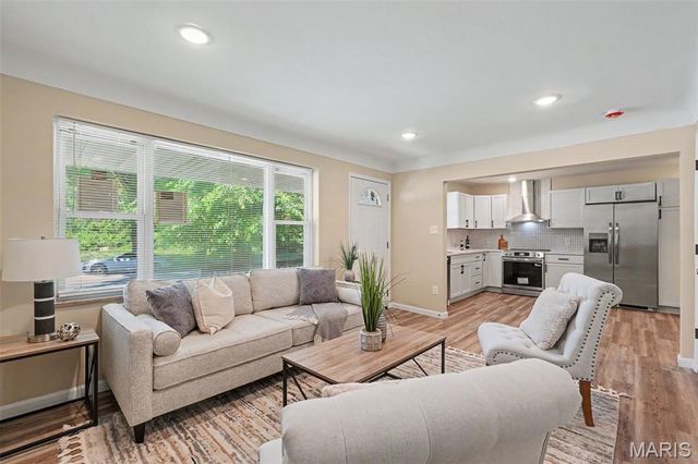 6670 Kenwood Drive, Northwoods, MO 63121