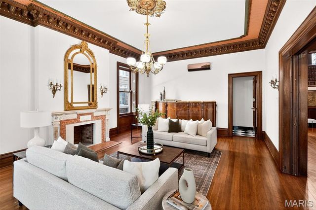 4341 Westminster Place, St Louis, MO 63108