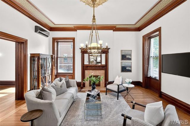 4341 Westminster Place, St Louis, MO 63108