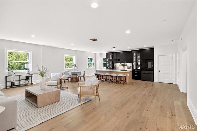 4341 Westminster Place, St Louis, MO 63108