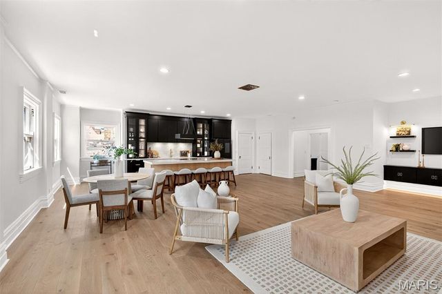 4341 Westminster Place, St Louis, MO 63108