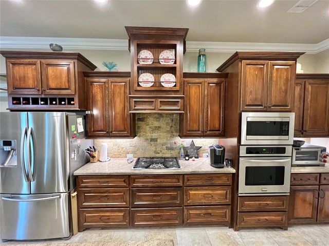 1464 S Bluebonnet Lane, Angleton, TX 77515