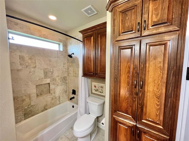 1464 S Bluebonnet Lane, Angleton, TX 77515