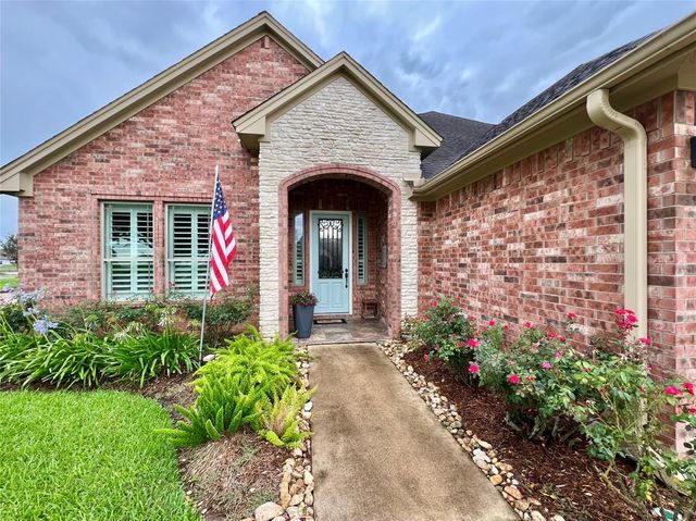 1464 S Bluebonnet Lane, Angleton, TX 77515