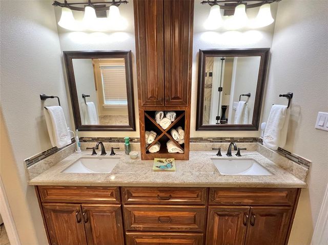 1464 S Bluebonnet Lane, Angleton, TX 77515