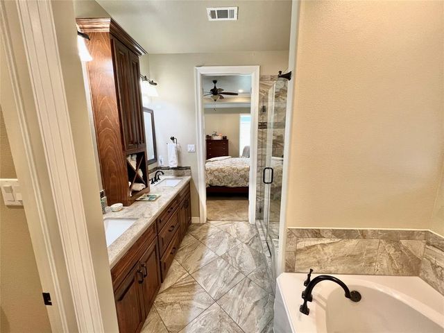 1464 S Bluebonnet Lane, Angleton, TX 77515