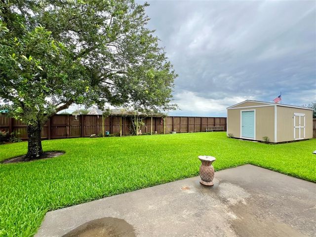 1464 S Bluebonnet Lane, Angleton, TX 77515