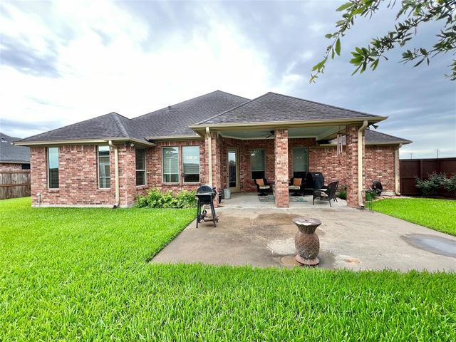 1464 S Bluebonnet Lane, Angleton, TX 77515