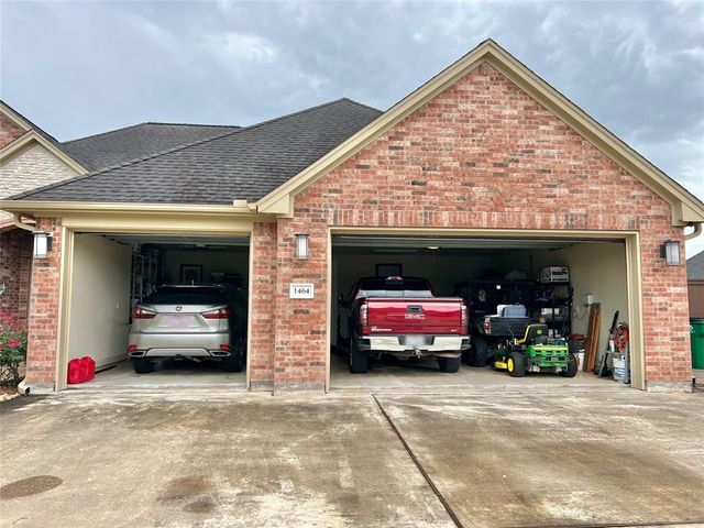 1464 S Bluebonnet Lane, Angleton, TX 77515