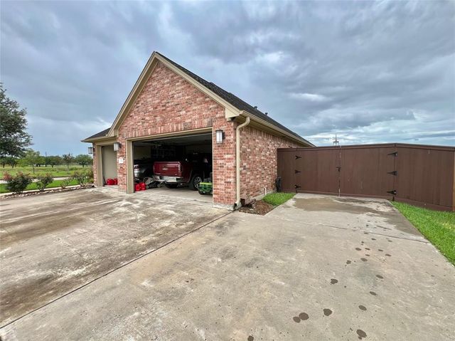 1464 S Bluebonnet Lane, Angleton, TX 77515