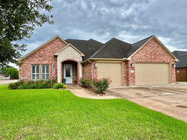 1464 S Bluebonnet Lane, Angleton, TX 77515