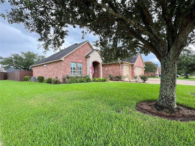 1464 S Bluebonnet Lane, Angleton, TX 77515