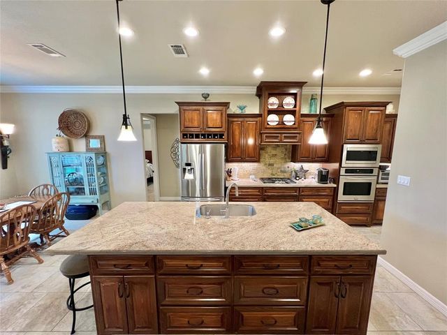 1464 S Bluebonnet Lane, Angleton, TX 77515