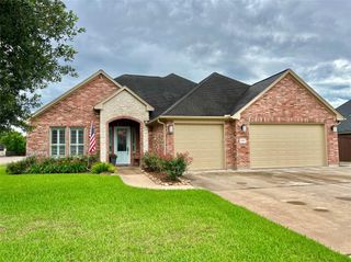 1464 S Bluebonnet Lane, Angleton, TX 77515