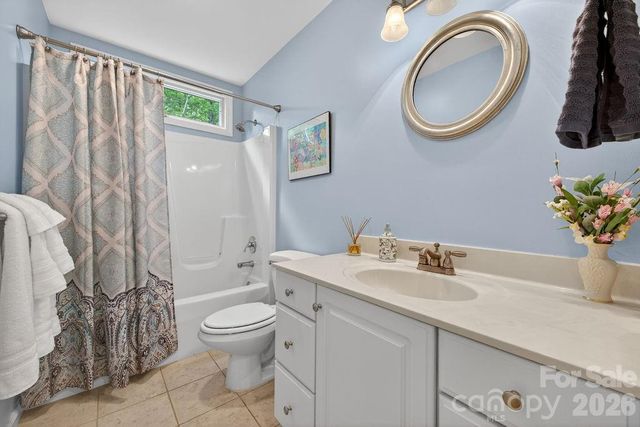 1820 Riverview Court, Hendersonville, NC 28739
