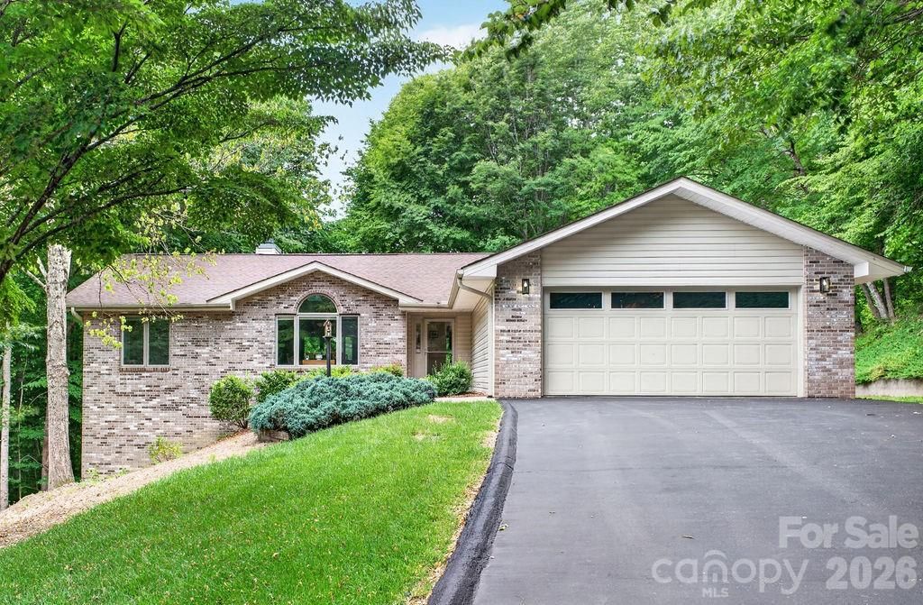 1820 Riverview Court, Hendersonville, NC 28739
